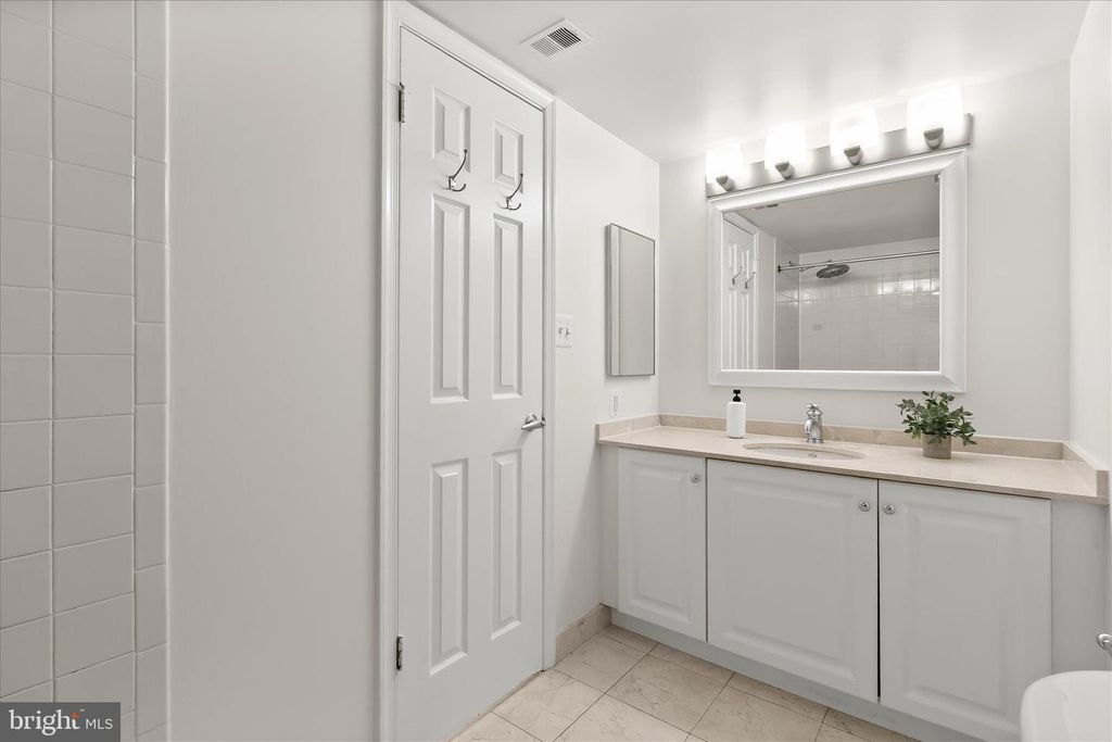 Image 34 of property listing at 10101 GROSVENOR PL #1106, Rockville, MD 20852