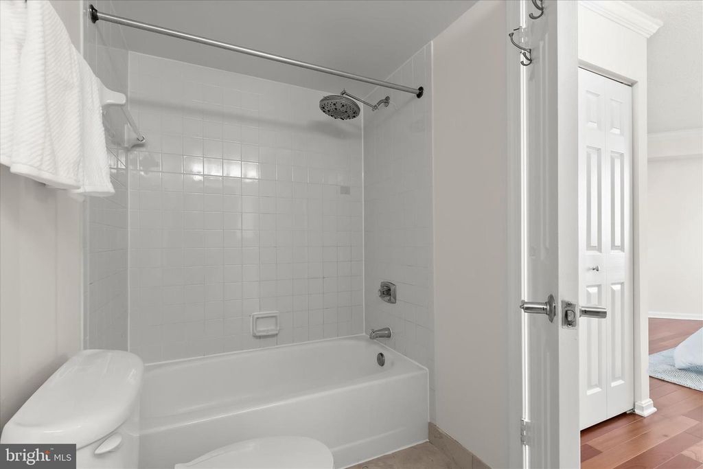 Image 35 of property listing at 10101 GROSVENOR PL #1106, Rockville, MD 20852