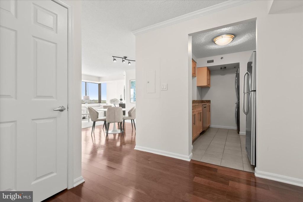 Image 4 of property listing at 10101 GROSVENOR PL #1106, Rockville, MD 20852