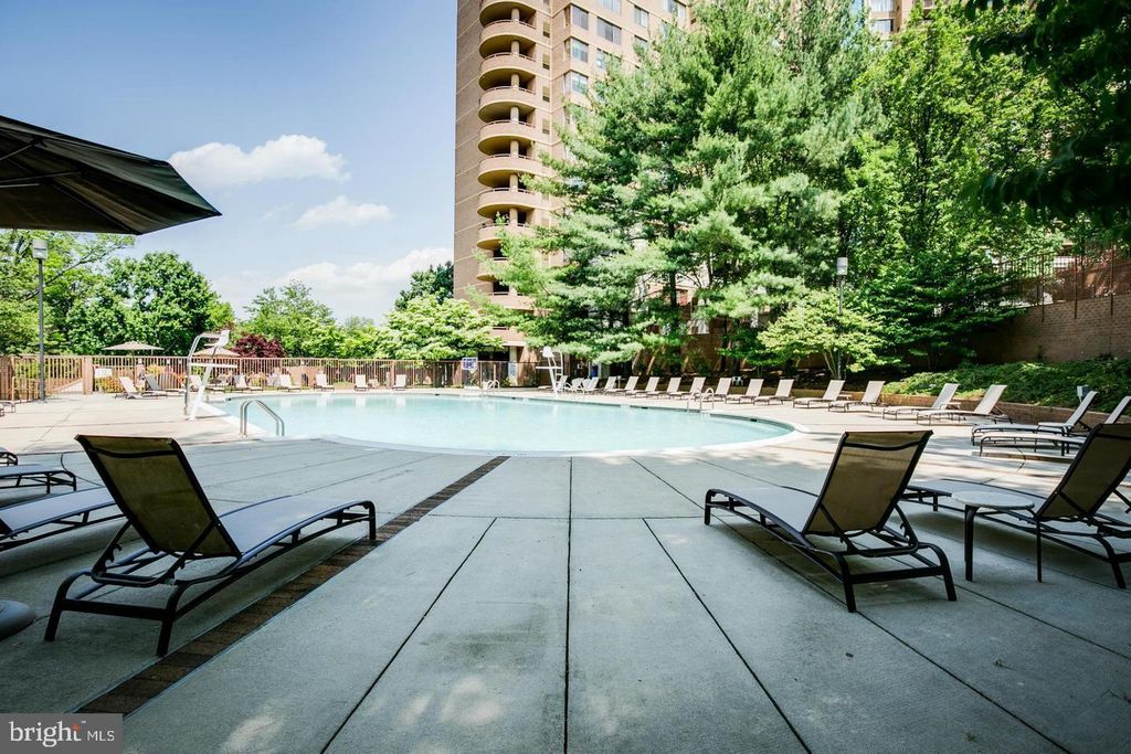 Image 43 of property listing at 10101 GROSVENOR PL #1106, Rockville, MD 20852