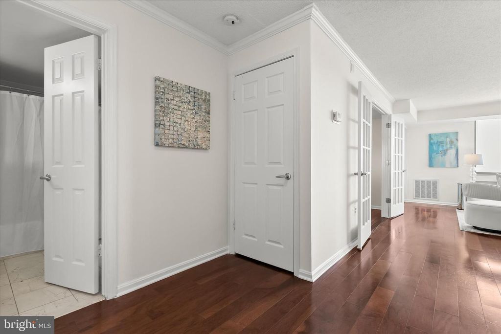 Image 5 of property listing at 10101 GROSVENOR PL #1106, Rockville, MD 20852