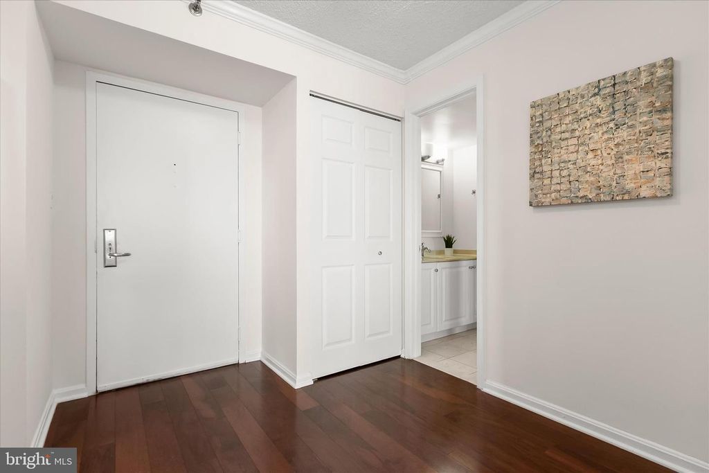 Image 6 of property listing at 10101 GROSVENOR PL #1106, Rockville, MD 20852