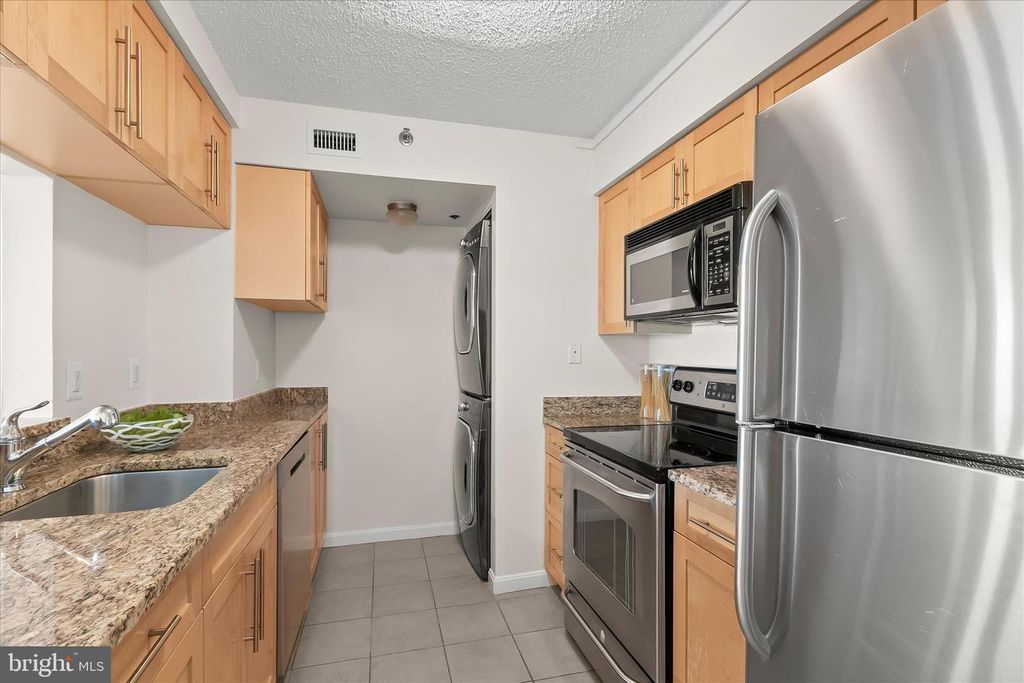 Image 7 of property listing at 10101 GROSVENOR PL #1106, Rockville, MD 20852