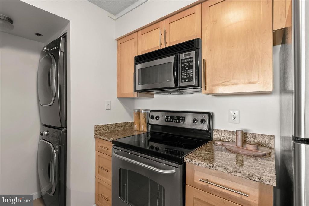 Image 8 of property listing at 10101 GROSVENOR PL #1106, Rockville, MD 20852