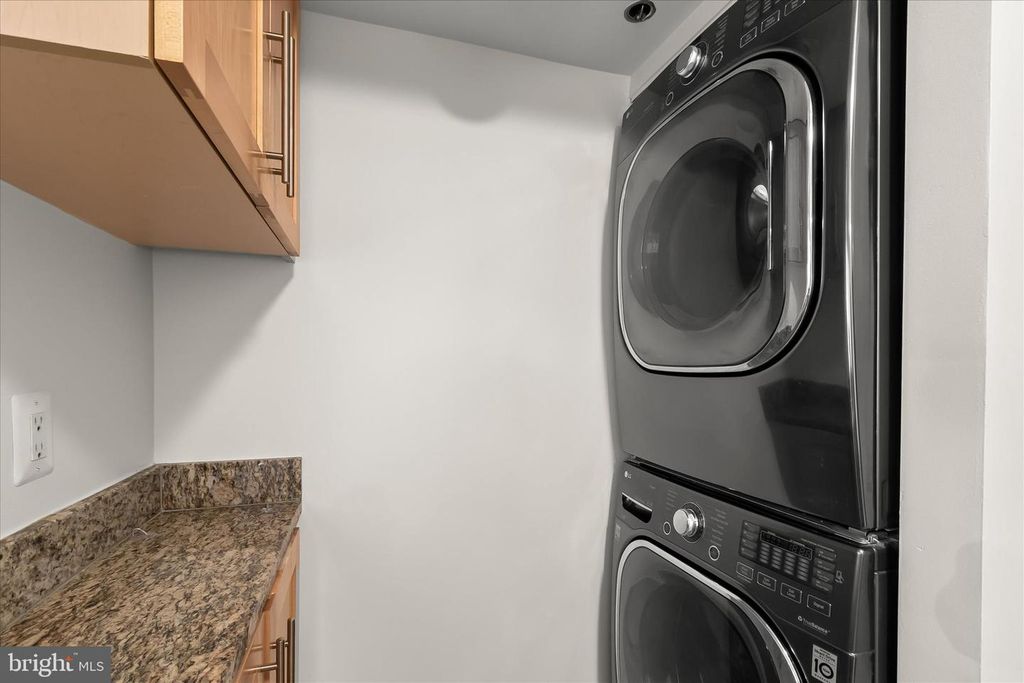 Image 9 of property listing at 10101 GROSVENOR PL #1106, Rockville, MD 20852