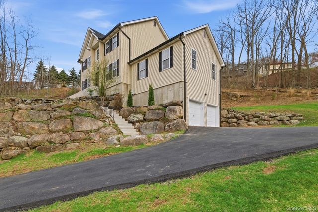 41 Hickory Road, Sloatsburg, NY 10974
