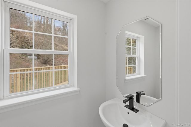 41 Hickory Road, Sloatsburg, NY 10974