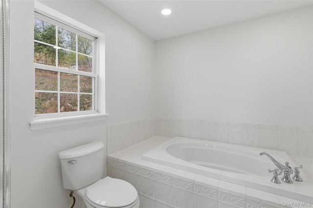 41 Hickory Road, Sloatsburg, NY 10974