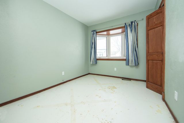 727 Greenbrier Rd, Waterloo, IA 50703