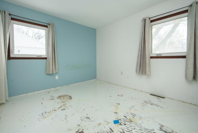 727 Greenbrier Rd, Waterloo, IA 50703