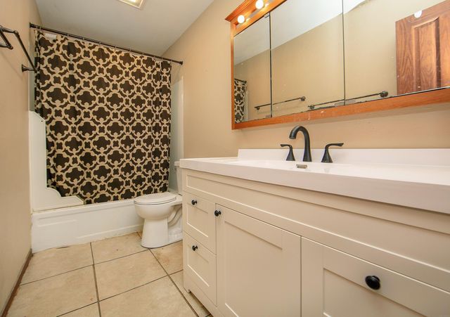 727 Greenbrier Rd, Waterloo, IA 50703