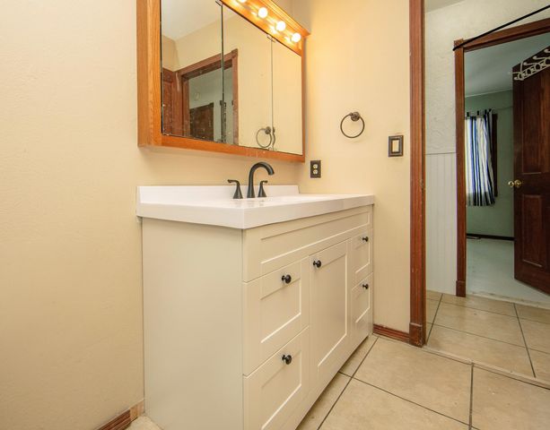 727 Greenbrier Rd, Waterloo, IA 50703