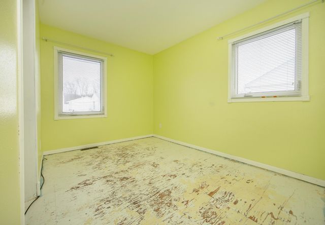 727 Greenbrier Rd, Waterloo, IA 50703