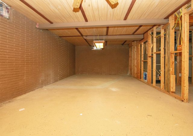 727 Greenbrier Rd, Waterloo, IA 50703