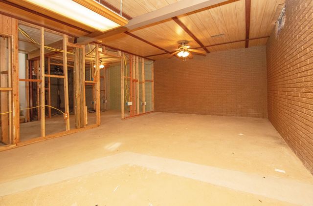 727 Greenbrier Rd, Waterloo, IA 50703