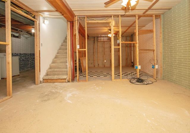 727 Greenbrier Rd, Waterloo, IA 50703