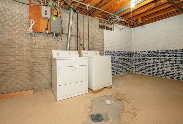 727 Greenbrier Rd, Waterloo, IA 50703