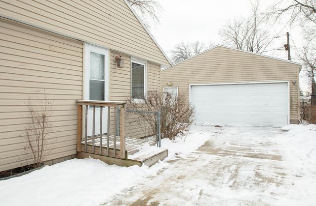 727 Greenbrier Rd, Waterloo, IA 50703