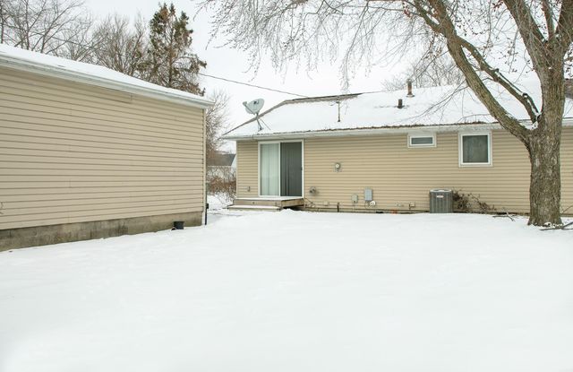 727 Greenbrier Rd, Waterloo, IA 50703