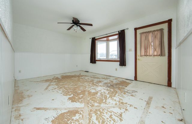 727 Greenbrier Rd, Waterloo, IA 50703