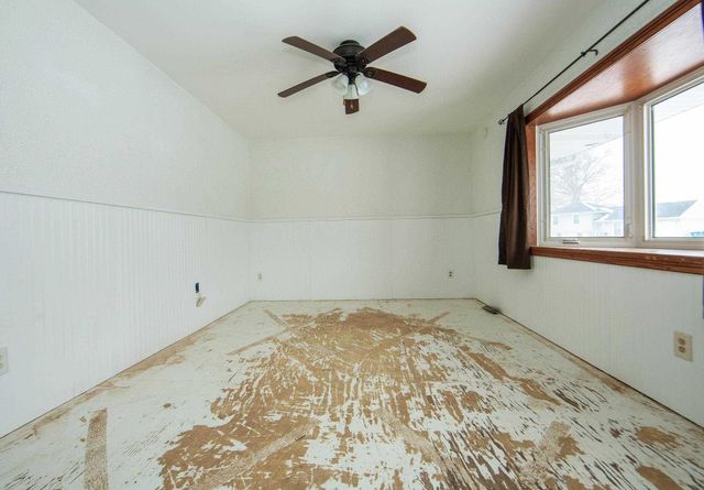 727 Greenbrier Rd, Waterloo, IA 50703