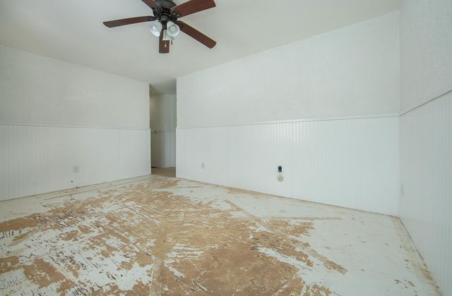 727 Greenbrier Rd, Waterloo, IA 50703