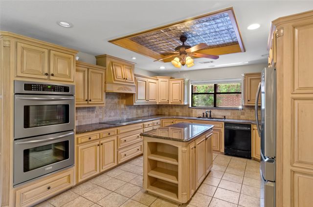 509 NW Mound Street, Burleson, TX 76028