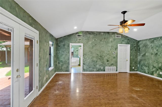 509 NW Mound Street, Burleson, TX 76028