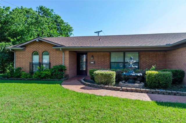 509 NW Mound Street, Burleson, TX 76028