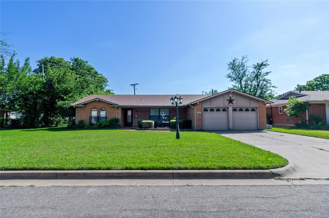 509 NW Mound Street, Burleson, TX 76028