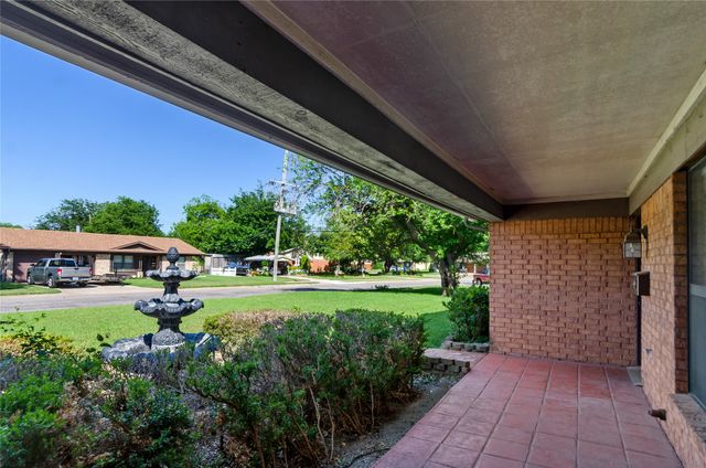 509 NW Mound Street, Burleson, TX 76028