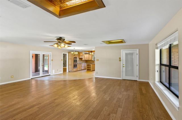 509 NW Mound Street, Burleson, TX 76028