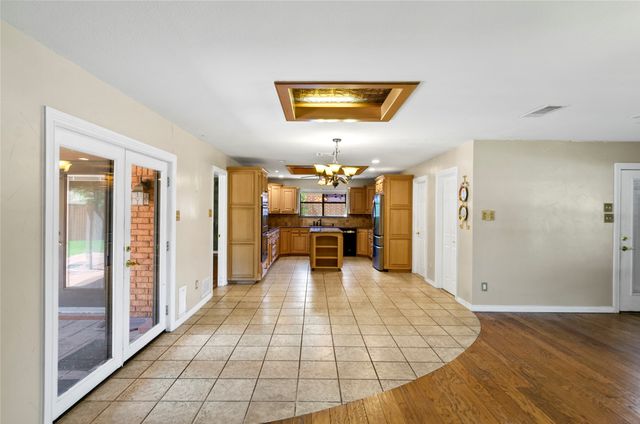509 NW Mound Street, Burleson, TX 76028