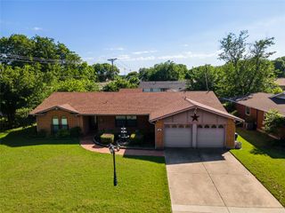 509 NW Mound Street, Burleson, TX 76028