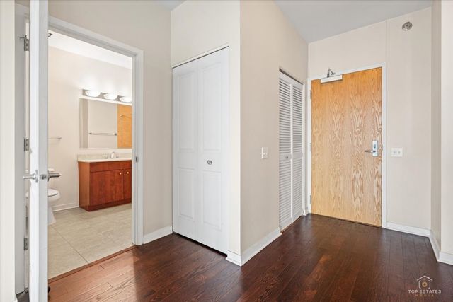 757 N Orleans Street 805, Chicago, IL 60654