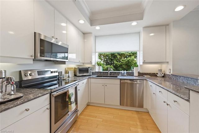 430 Cove Tower DR 304, Naples, FL 34110