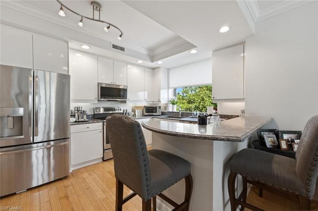 430 Cove Tower DR 304, Naples, FL 34110