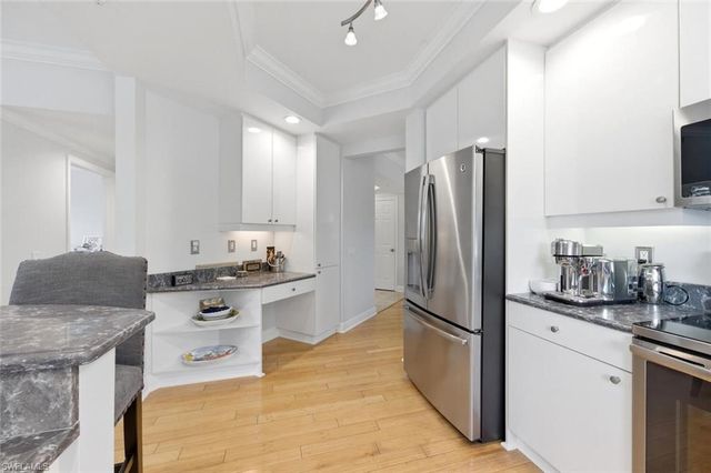 430 Cove Tower DR 304, Naples, FL 34110