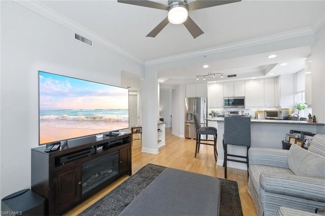 430 Cove Tower DR 304, Naples, FL 34110