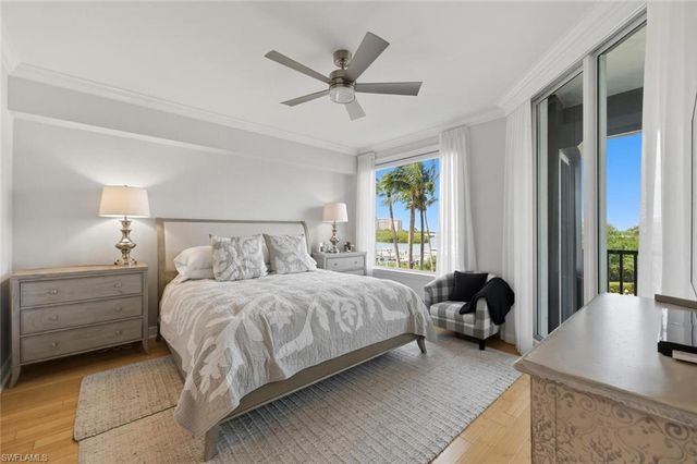 430 Cove Tower DR 304, Naples, FL 34110