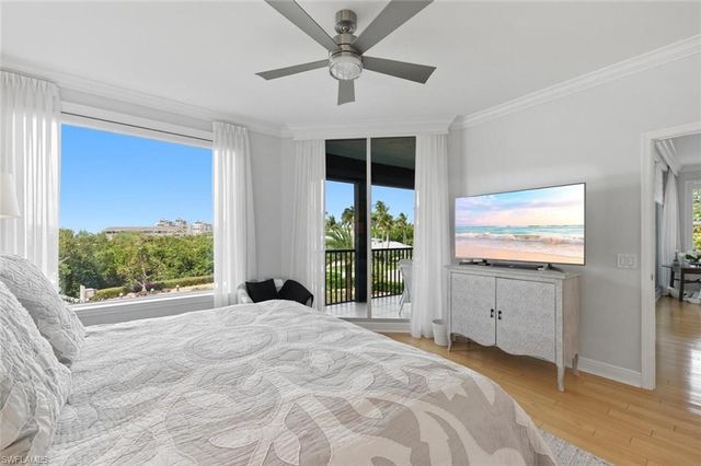 430 Cove Tower DR 304, Naples, FL 34110