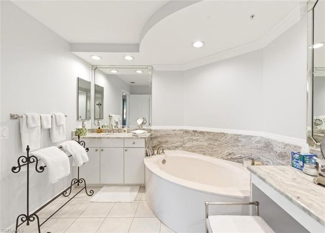 430 Cove Tower DR 304, Naples, FL 34110