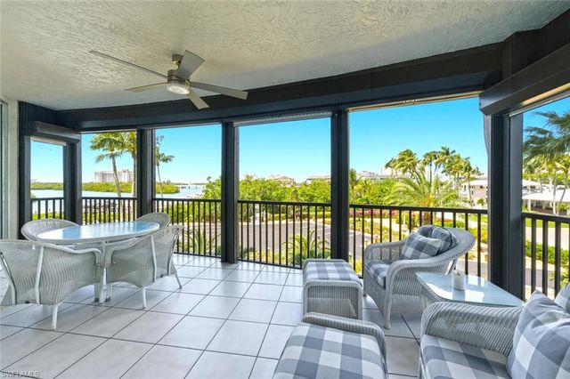 430 Cove Tower DR 304, Naples, FL 34110