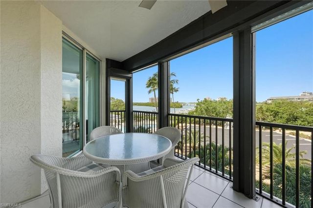 430 Cove Tower DR 304, Naples, FL 34110