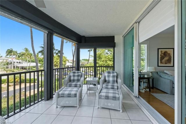 430 Cove Tower DR 304, Naples, FL 34110