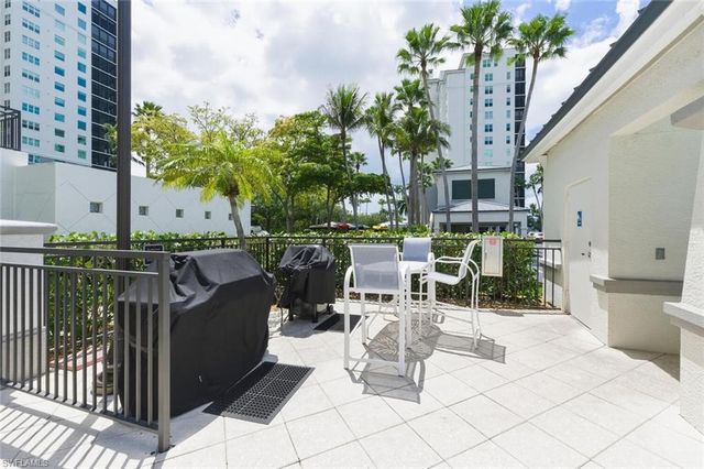 430 Cove Tower DR 304, Naples, FL 34110