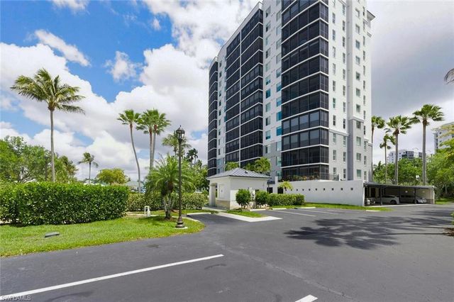 430 Cove Tower DR 304, Naples, FL 34110