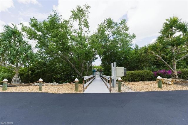 430 Cove Tower DR 304, Naples, FL 34110