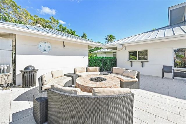 430 Cove Tower DR 304, Naples, FL 34110