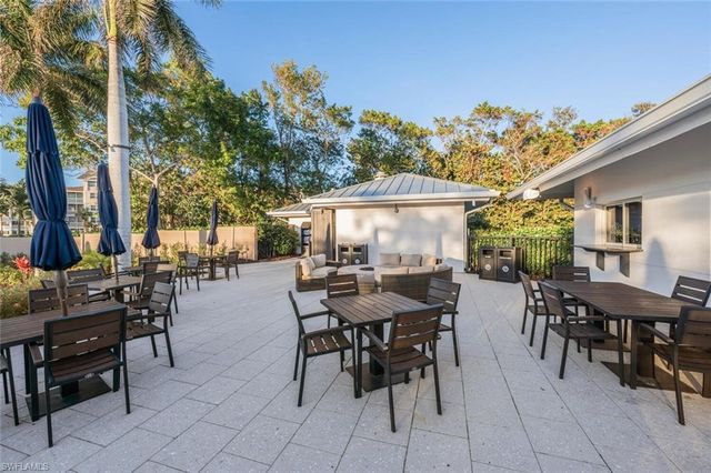 430 Cove Tower DR 304, Naples, FL 34110